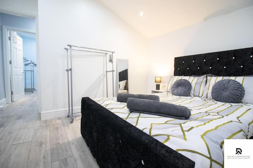 Weekly & Monthly - Beautiful 2 Bed House With Free Parking - Relocation, Business & Group - 5 Guests - By Den Short Lets & Serviced Accommodation, Woolwich *