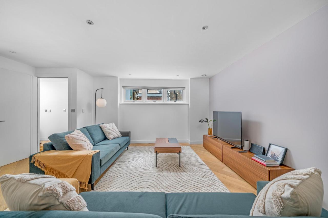 Joivy Stylish 3 Bed, 3 Bath House With Private Courtyard In Chelsea *