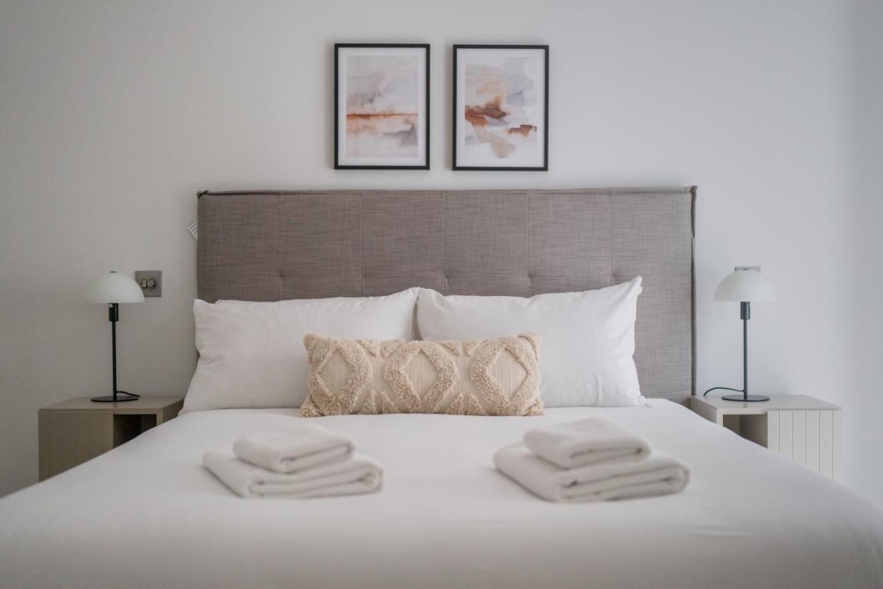 Joivy Stylish 3 Bed, 3 Bath House With Private Courtyard In Chelsea *