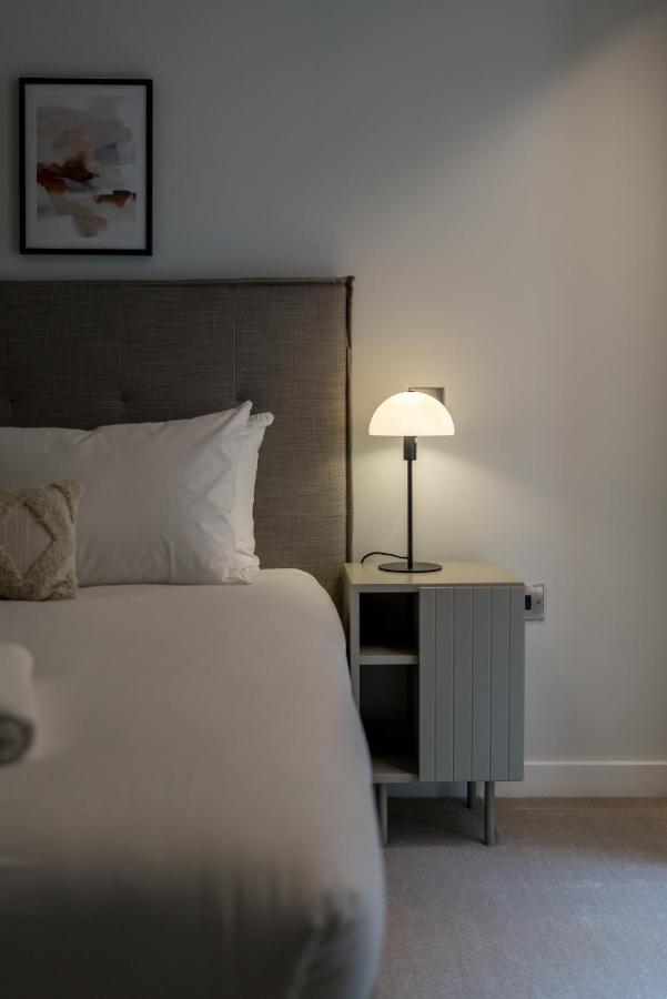 Joivy Stylish 3 Bed, 3 Bath House With Private Courtyard In Chelsea