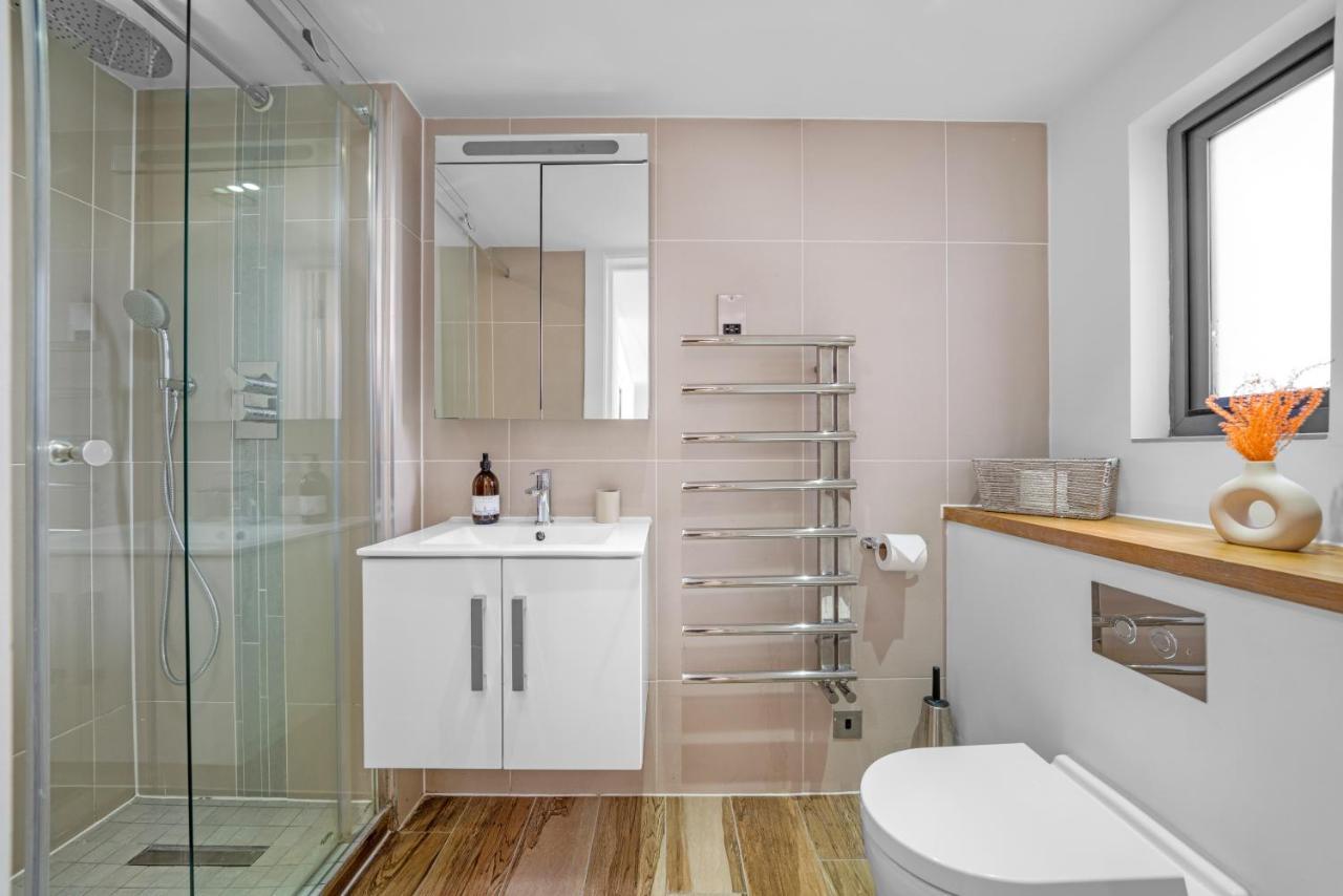 Joivy Stylish 3 Bed, 3 Bath House With Private Courtyard In Chelsea Vakantiehuis Londen