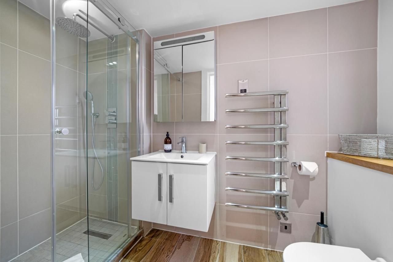 Joivy Stylish 3 Bed, 3 Bath House With Private Courtyard In Chelsea *