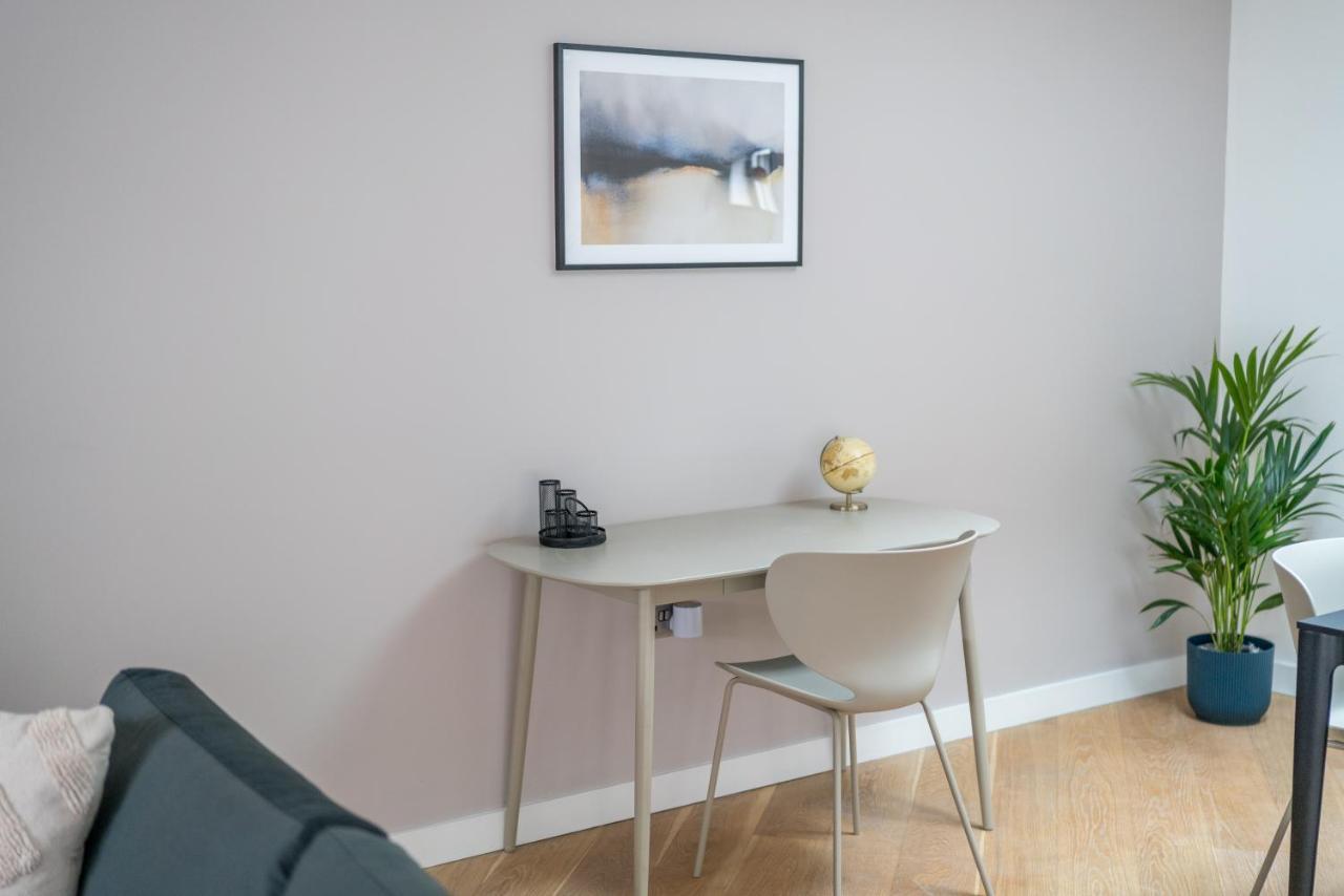 Vakantiehuis Joivy Stylish 3 Bed, 3 Bath House With Private Courtyard In Chelsea Londen