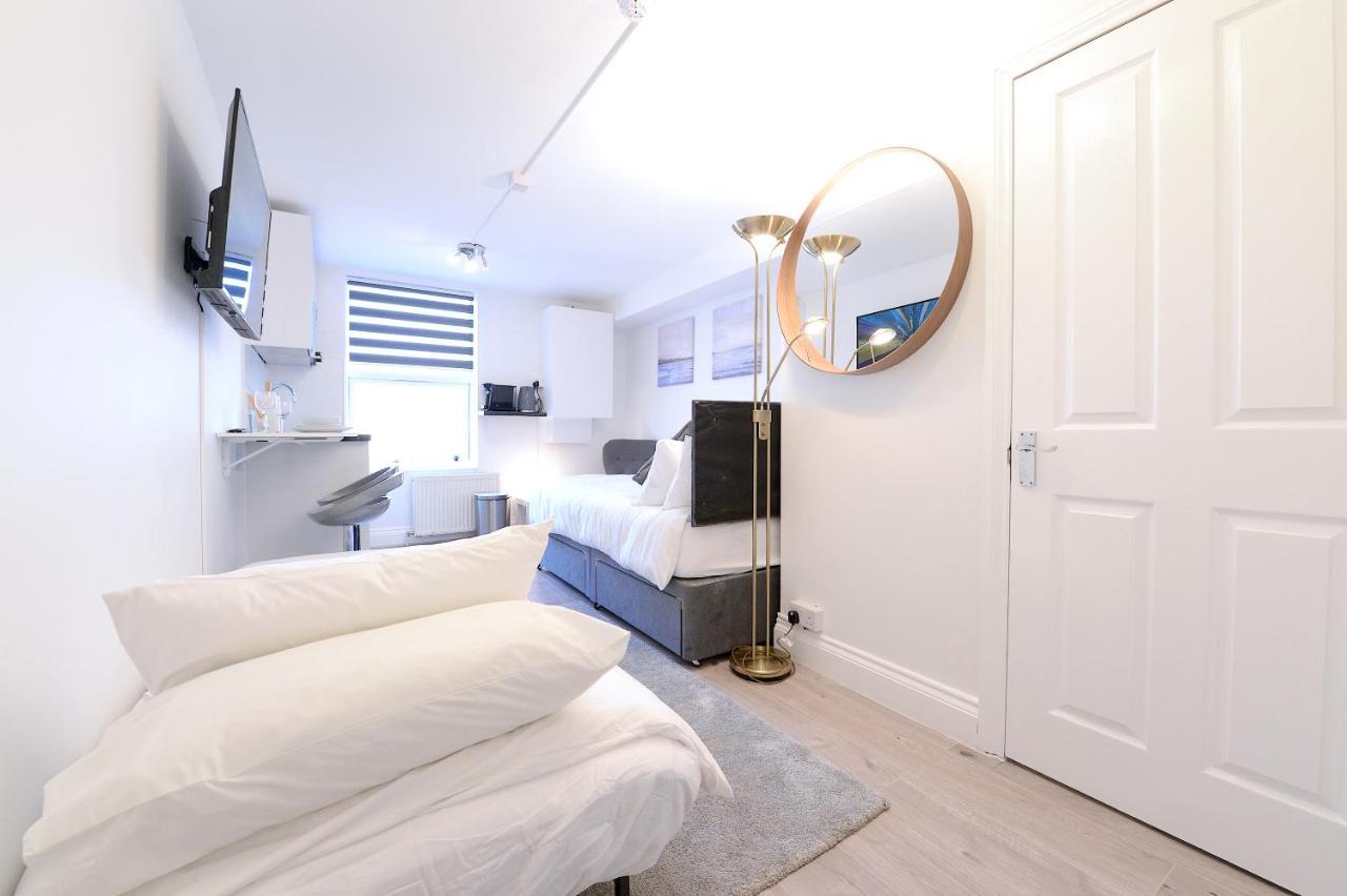 Studios: Line Convenience Near Westfield Apartment
