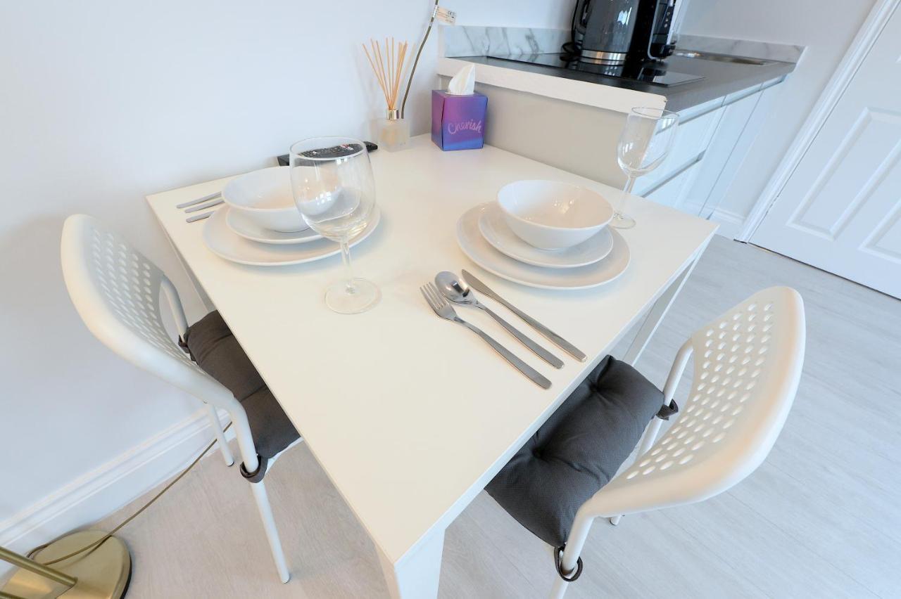 Apartment Studios: Line Convenience Near Westfield