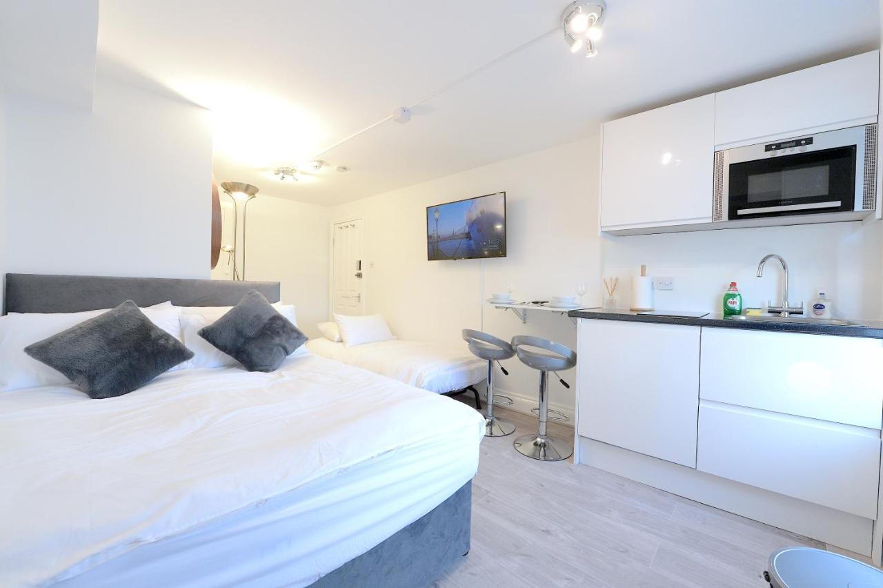 Studios: Line Convenience Near Westfield * London