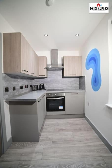 Cheerful 1bed Studio Flat With Netflix And Wi-fi By Cineplex Short Lets & Serviced Apartment London