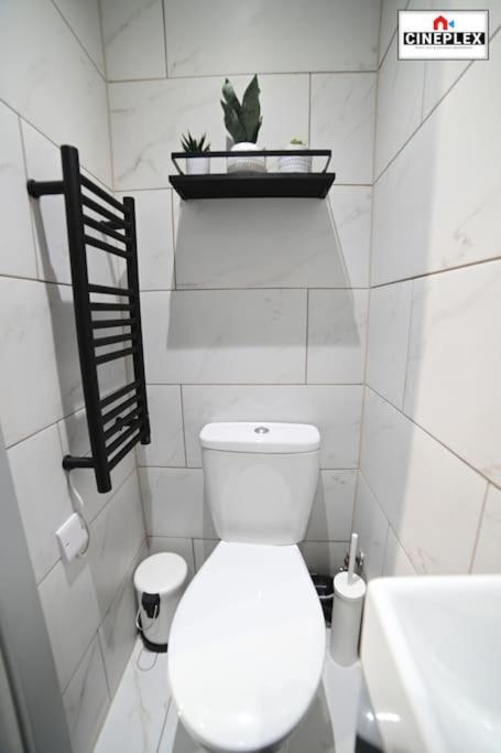 Apartment Cheerful 1bed Studio Flat With Netflix And Wi-fi By Cineplex Short Lets & Serviced *