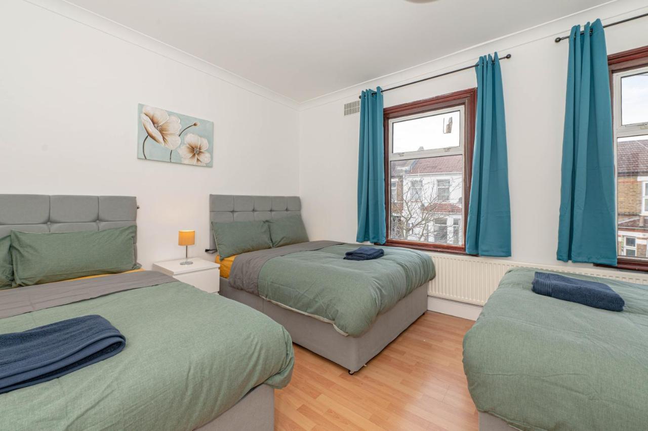 Xtra Large 4 Bedroom House, Near Excel, And 5 Walk To Train Station Londres