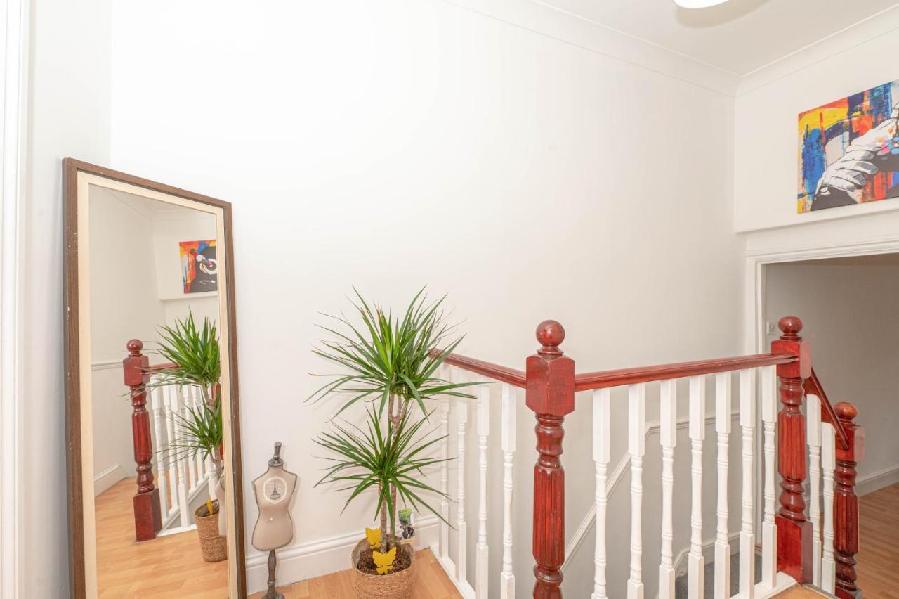 Xtra Large 4 Bedroom House, Near Excel, And 5 Walk To Train Station Hébergement de vacances