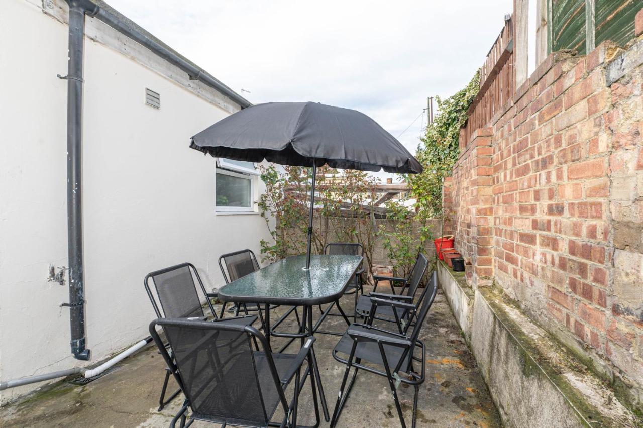 Xtra Large 4 Bedroom House, Near Excel, And 5 Walk To Train Station Londres