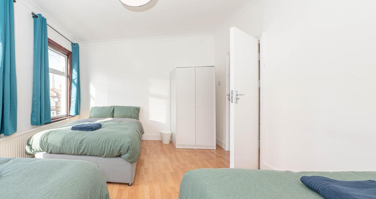 Xtra Large 4 Bedroom House, Near Excel, And 5 Walk To Train Station Londres