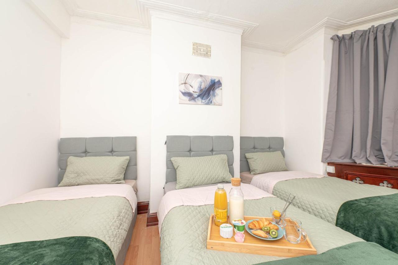 Xtra Large 4 Bedroom House, Near Excel, And 5 Walk To Train Station Hébergement de vacances *