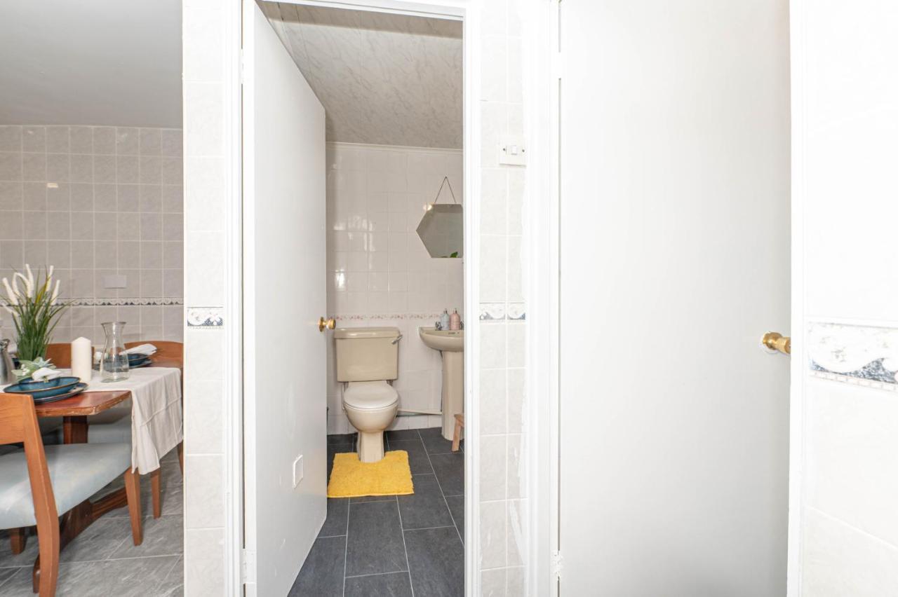 Xtra Large 4 Bedroom House, Near Excel, And 5 Walk To Train Station Сasa de vacaciones Londres