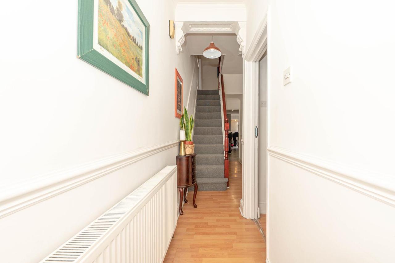 Xtra Large 4 Bedroom House, Near Excel, And 5 Walk To Train Station Londres