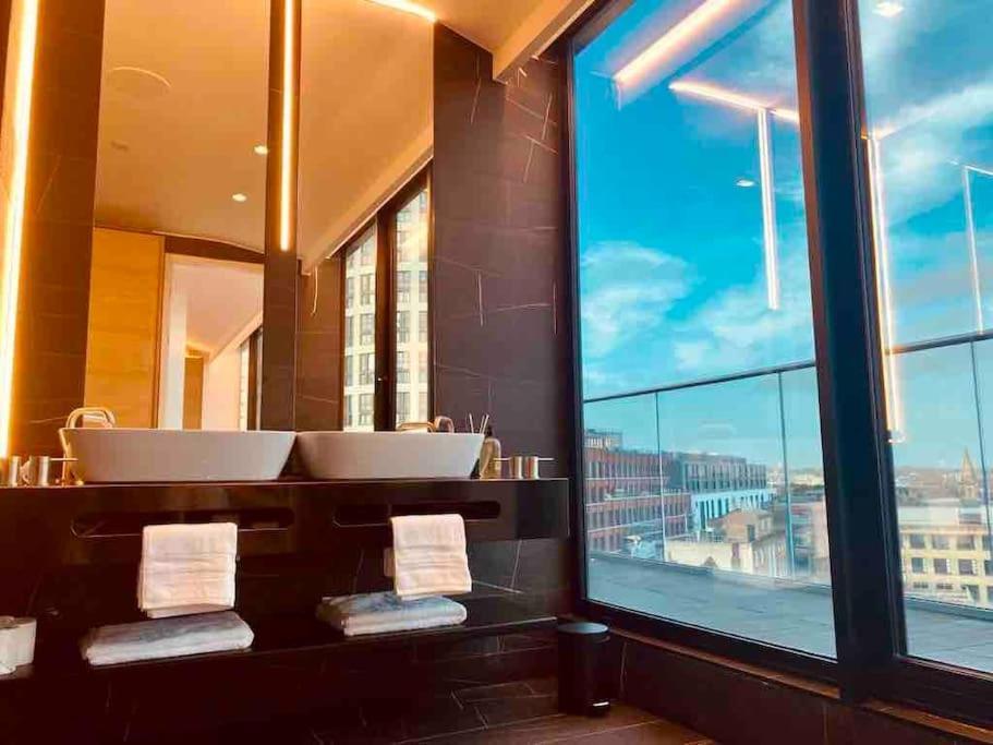 Large 3 Bed 3 Bathrooms Penthouse With Terrace And Views In