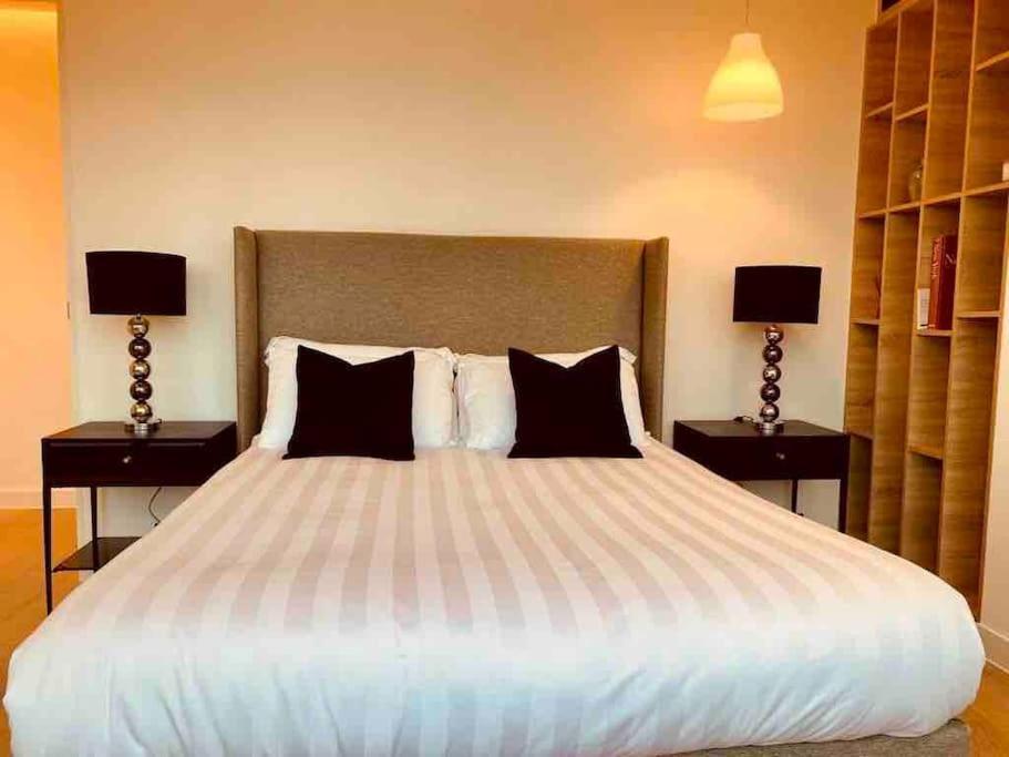 Large 3 Bed 3 Bathrooms Penthouse With Terrace And Views In