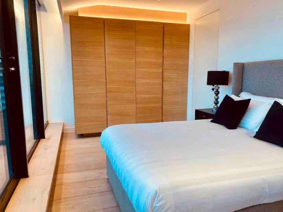 Large 3 Bed 3 Bathrooms Penthouse With Terrace And Views In Appartement Londres