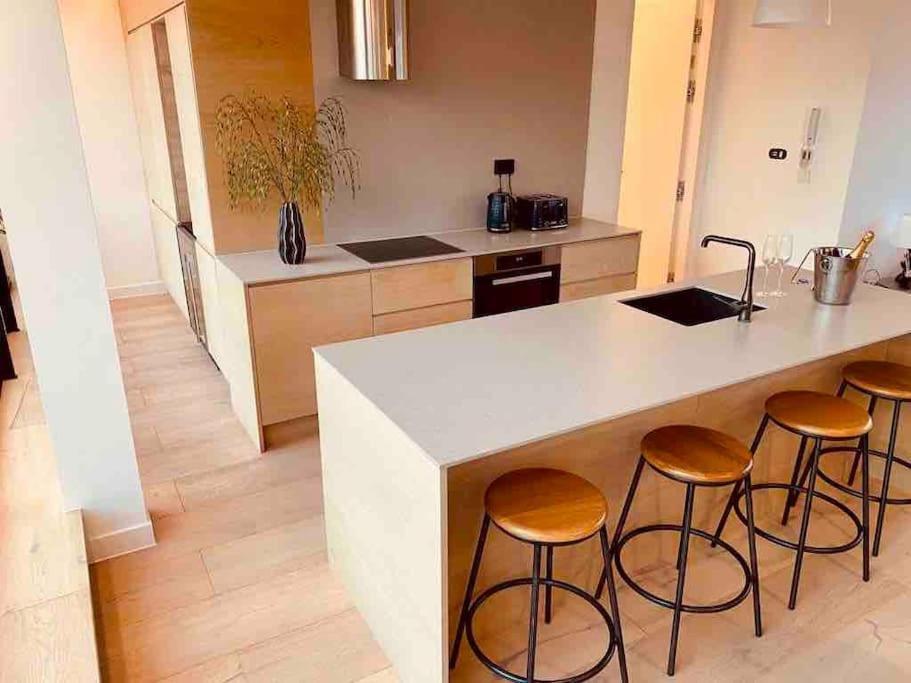 Large 3 Bed 3 Bathrooms Penthouse With Terrace And Views In *