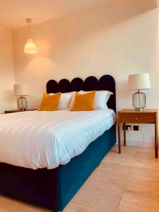 Large 3 Bed 3 Bathrooms Penthouse With Terrace And Views In