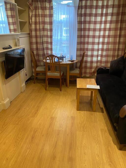 017- Premium Location 100 Penfold Place Apartamento