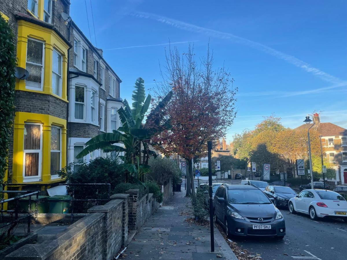 Double With Shared Bathroom In Private Self-contained Flat Will Share With One Other Person In Family House 2 Minutes Walk From Tufnell Park Tube Station 15 Minutes Walk From Camden Town Habitación en casa particular Londres