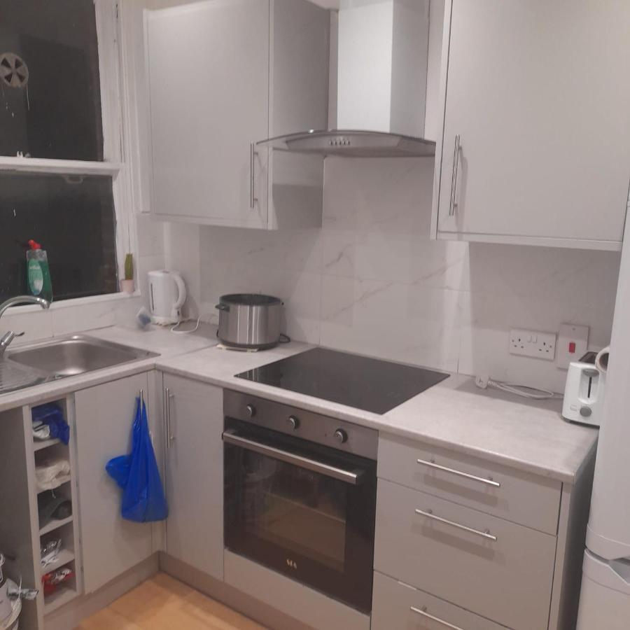 Habitación en casa particular Double With Shared Bathroom In Private Self-contained Flat Will Share With One Other Person In Family House 2 Minutes Walk From Tufnell Park Tube Station 15 Minutes Walk From Camden Town *