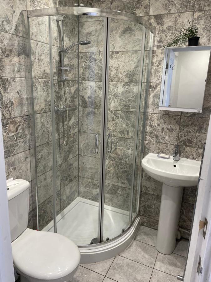 Habitación en casa particular Double With Shared Bathroom In Private Self-contained Flat Will Share With One Other Person In Family House 2 Minutes Walk From Tufnell Park Tube Station 15 Minutes Walk From Camden Town