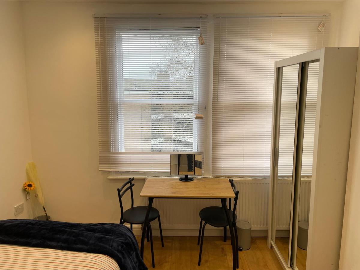 Double With Shared Bathroom In Private Self-contained Flat Will Share With One Other Person In Family House 2 Minutes Walk From Tufnell Park Tube Station 15 Minutes Walk From Camden Town Habitación en casa particular Londres