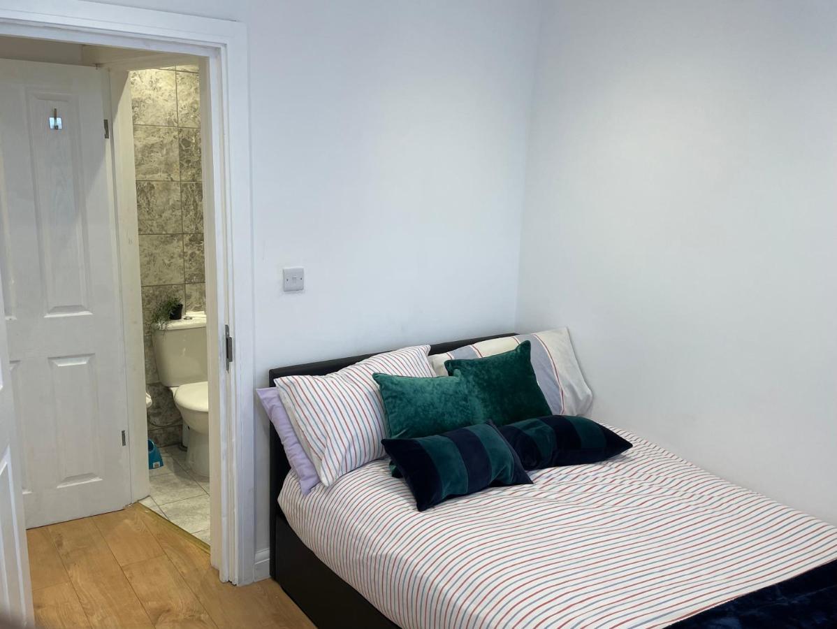 Habitación en casa particular Double With Shared Bathroom In Private Self-contained Flat Will Share With One Other Person In Family House 2 Minutes Walk From Tufnell Park Tube Station 15 Minutes Walk From Camden Town