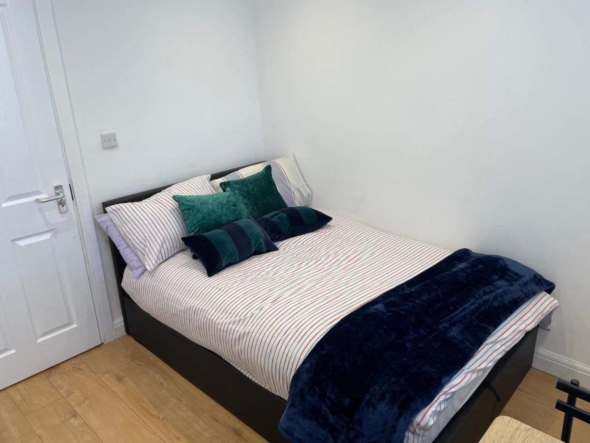 Habitación en casa particular Double With Shared Bathroom In Private Self-contained Flat Will Share With One Other Person In Family House 2 Minutes Walk From Tufnell Park Tube Station 15 Minutes Walk From Camden Town