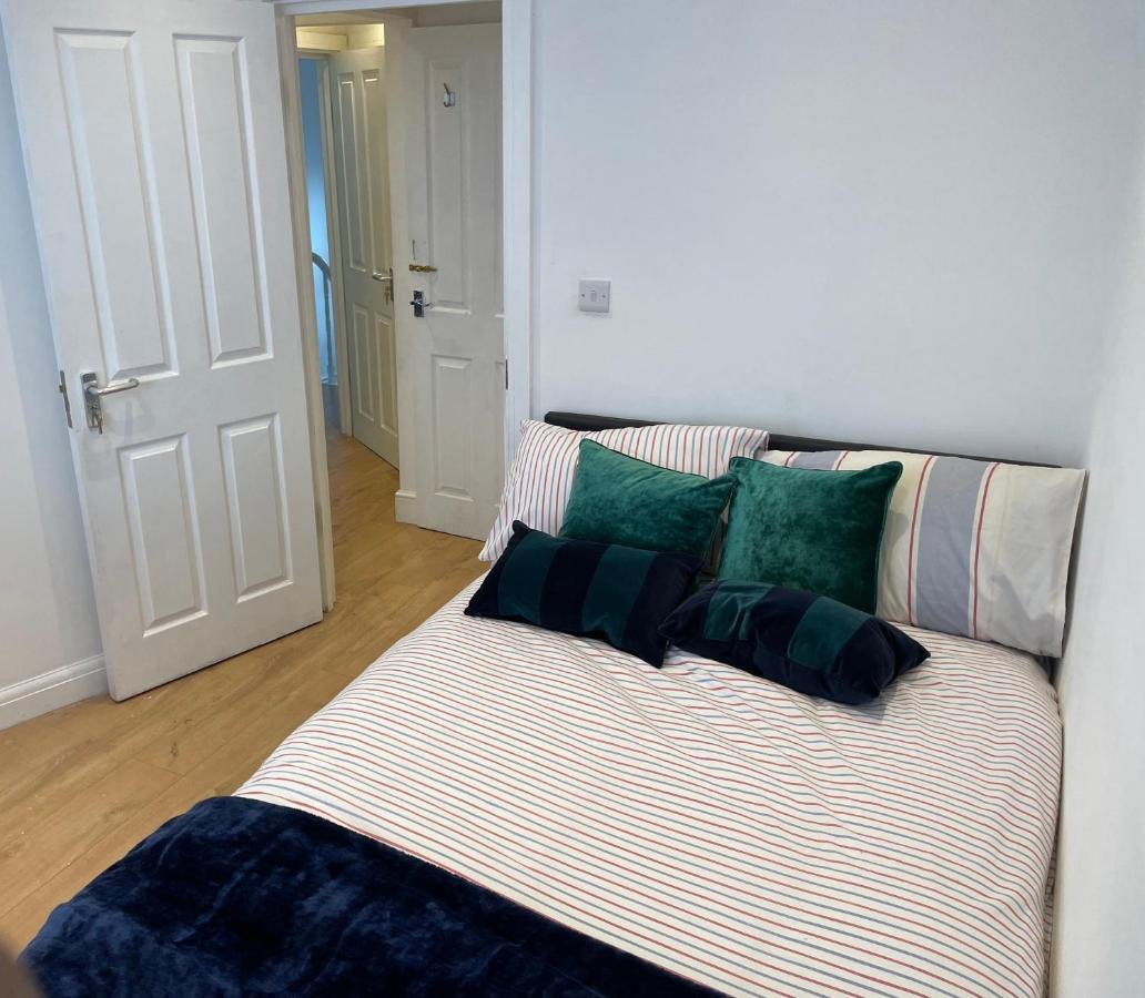 Double With Shared Bathroom In Private Self-contained Flat Will Share With One Other Person In Family House 2 Minutes Walk From Tufnell Park Tube Station 15 Minutes Walk From Camden Town Habitación en casa particular *