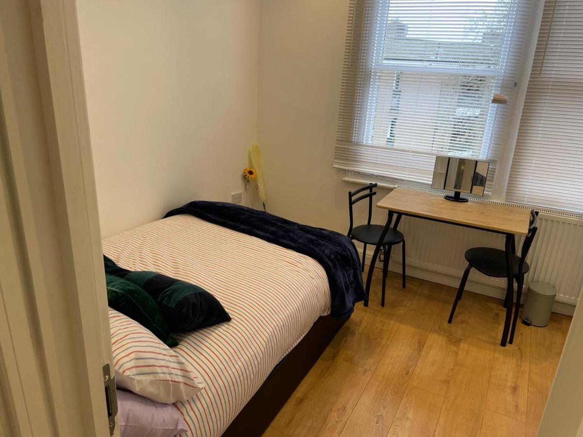 Double With Shared Bathroom In Private Self-contained Flat Will Share With One Other Person In Family House 2 Minutes Walk From Tufnell Park Tube Station 15 Minutes Walk From Camden Town * Londres