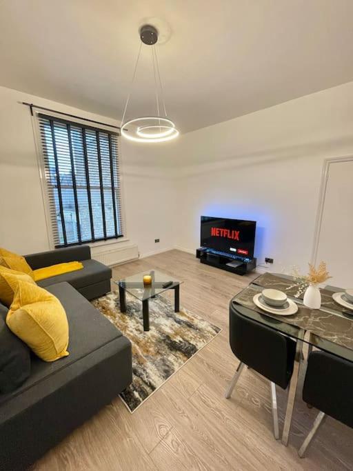 Spacious, Modern 2 Bed Apartamento