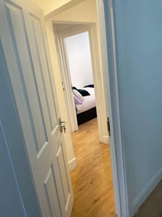 Double With Shared Bathroom In Private Self-contained Flat Will Share With One Other Person In Family House 2 Minutes Walk From Tufnell Park Tube Station 15 Minutes Walk From Camden Town Habitación en casa particular