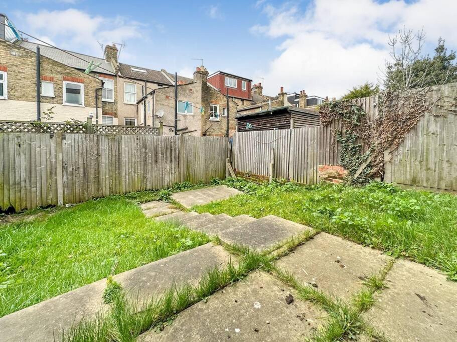 Newly Refurbished 3 Bed House Near O2 Arena Ferienhaus