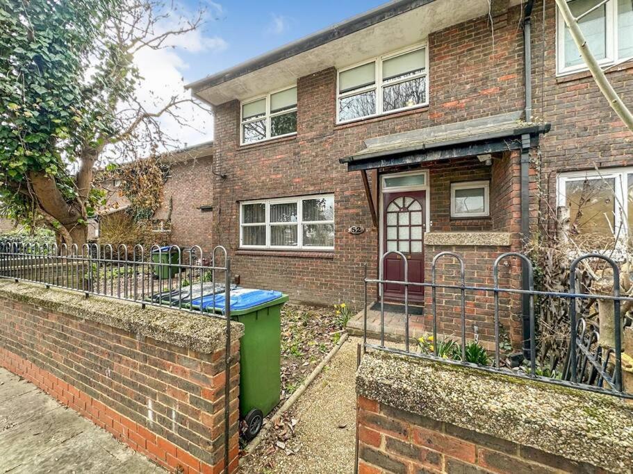 Newly Refurbished 3 Bed House Near O2 Arena Ferienhaus
