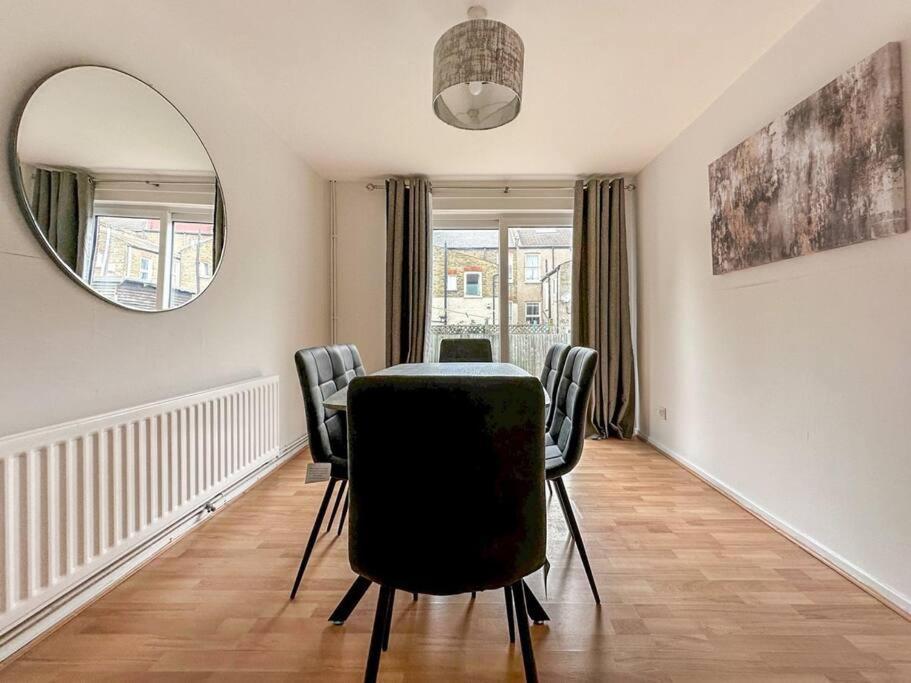 Ferienhaus Newly Refurbished 3 Bed House Near O2 Arena