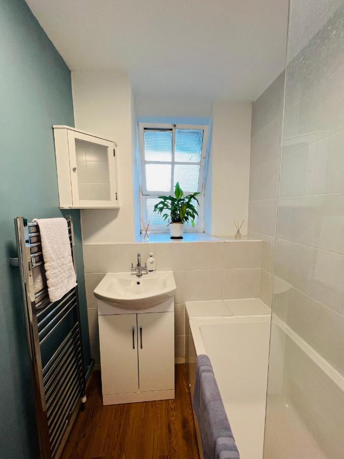 Cosy Bedroom Near Oval Station - Shared Bathroom Privatunterkunft London