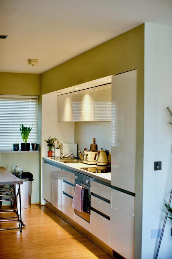 Zen Life With Urban Views - E8 Chic Apartment London