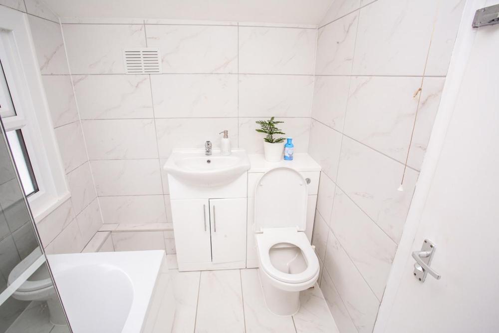 Newly Refurbished 3 Bedroom House Close To Central Appartement
