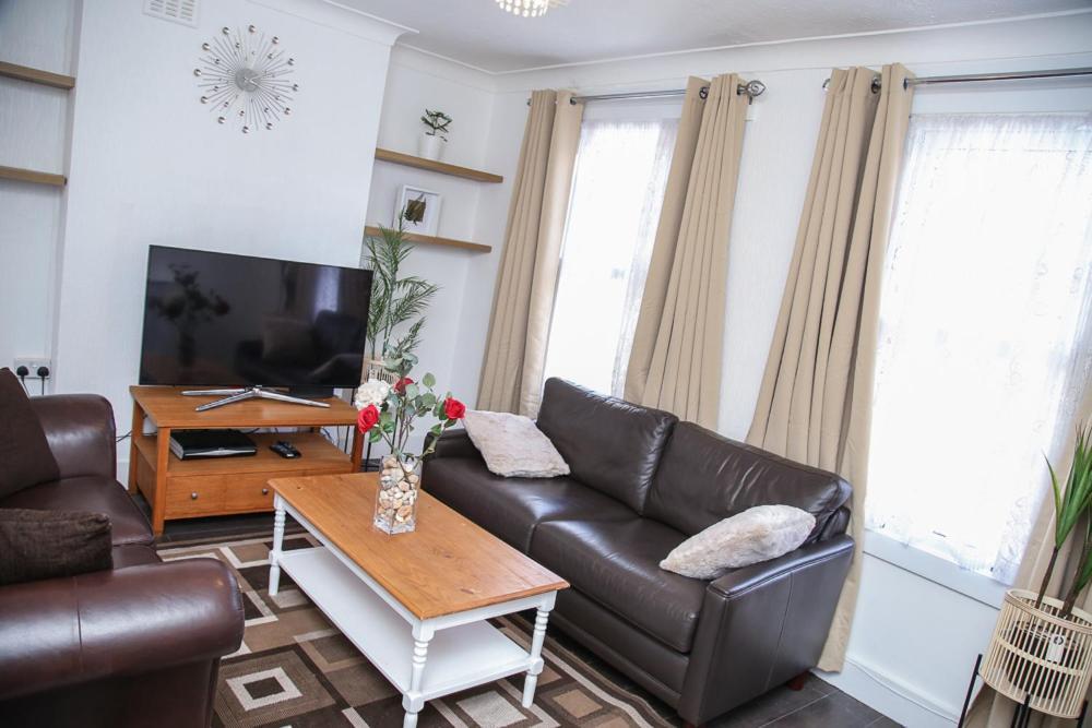 Newly Refurbished 3 Bedroom House Close To Central Appartement