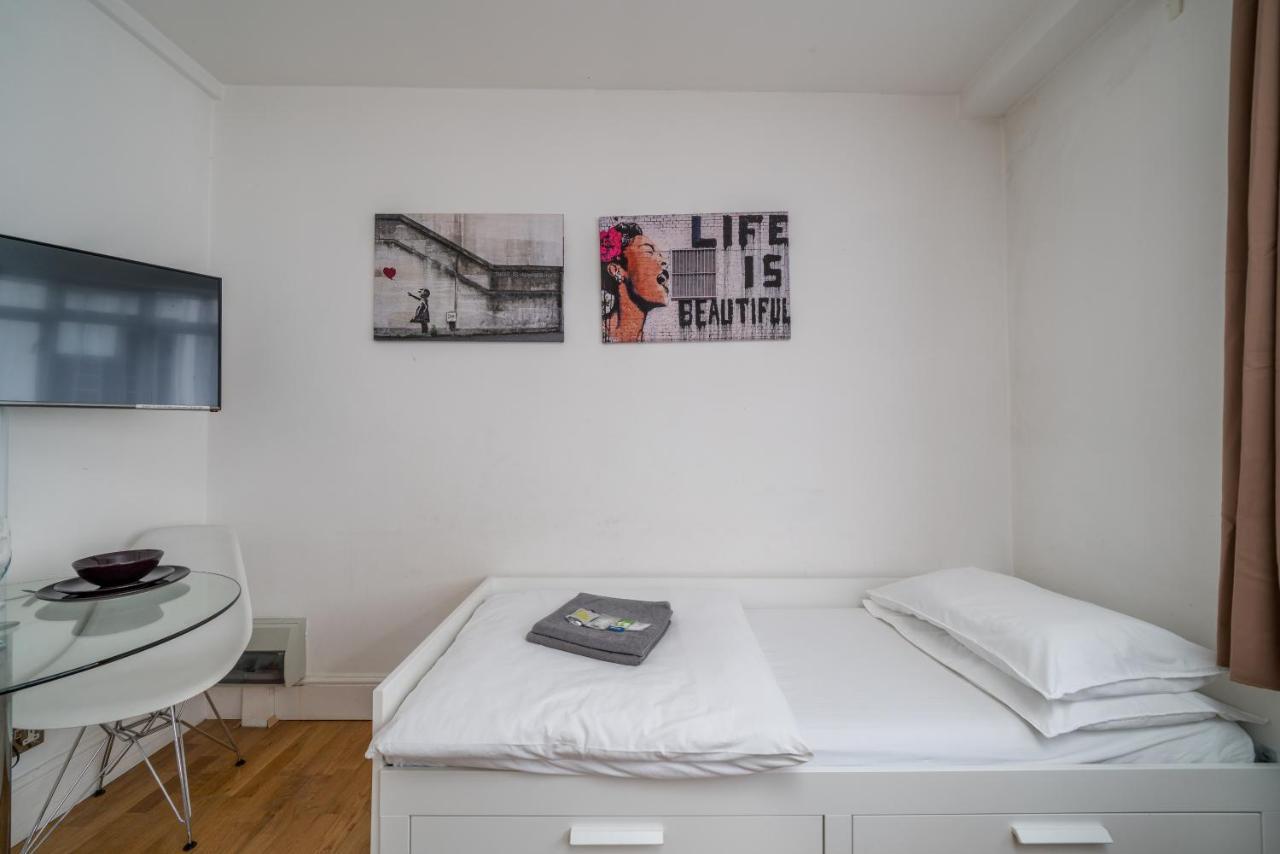 Private - Wardour Street - Berwick Street * Londres