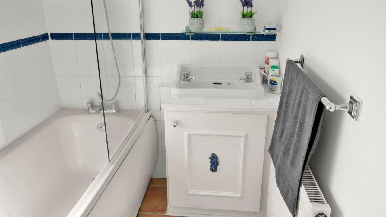 Livestay-4 Bed 2 Bath House With Private Garden Hébergement de vacances