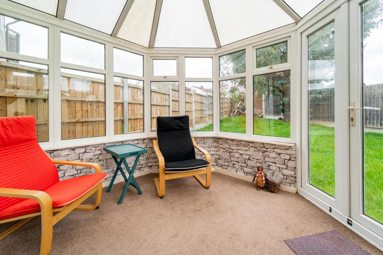Dwellers Delight Living Ltd Serviced Accommodation, Chigwell, 3 Bedroom House, Upto 7 Guests, Free Wifi & Parking Сasa de vacaciones Londres