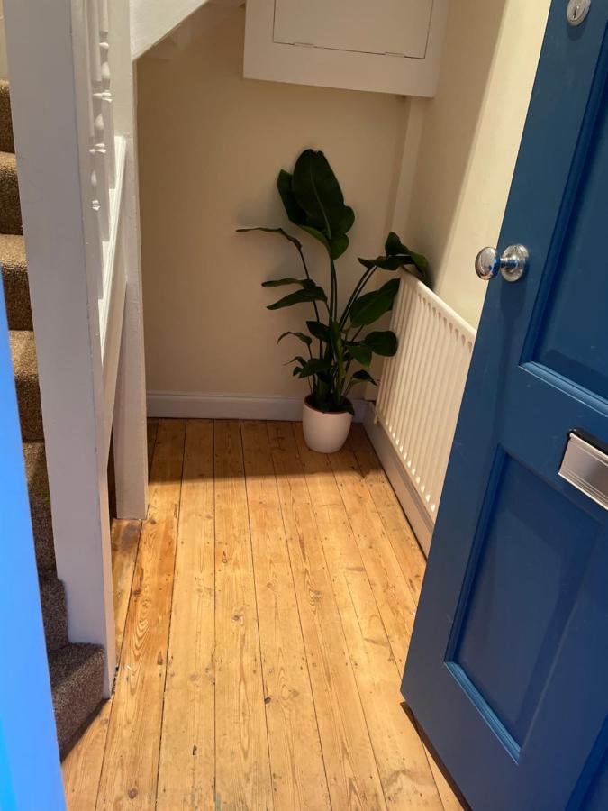 Double Bed Apartment: Steps From Platform Station * Londres