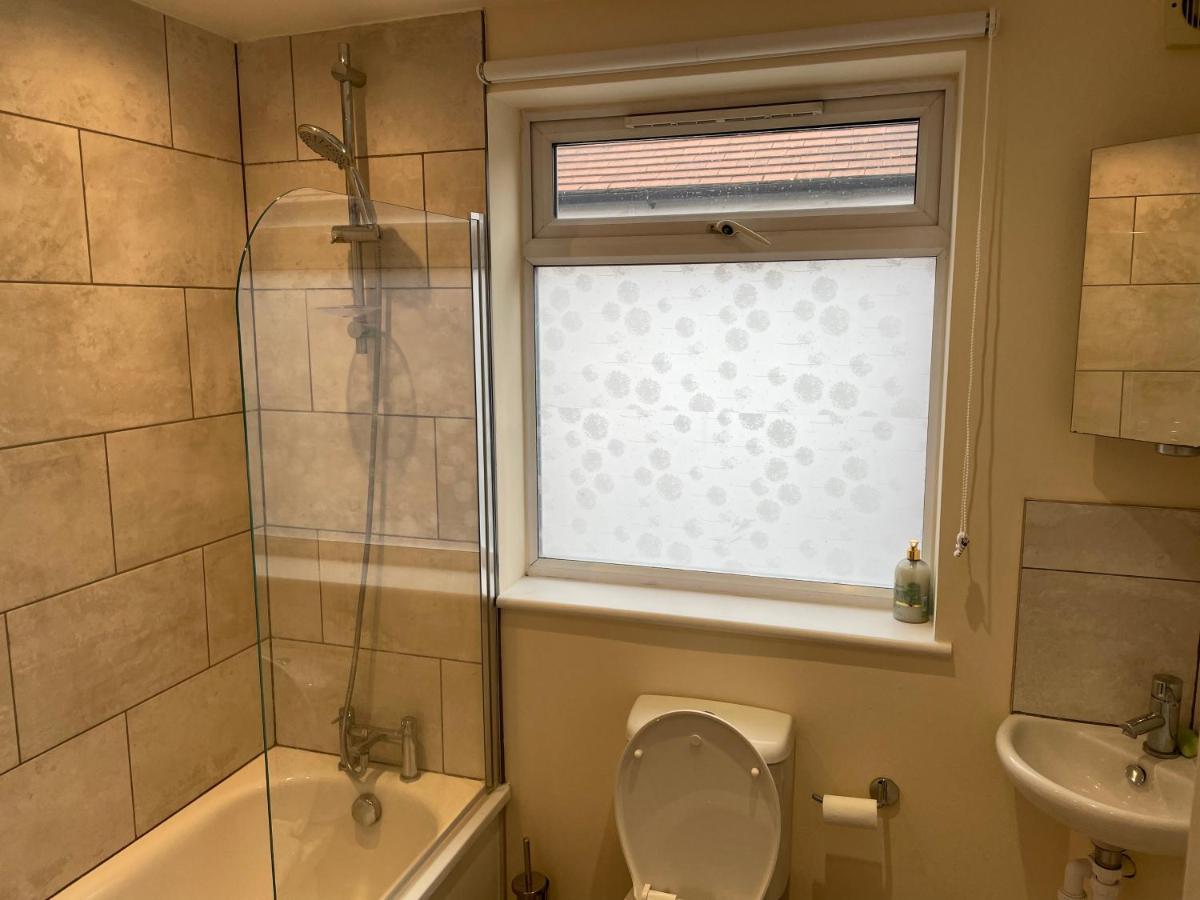Apartamento Super Convenient For - Large 2 Double Bed 30 Seconds Walk To Platform Train Station And 19 Mins To Waterloo Londres