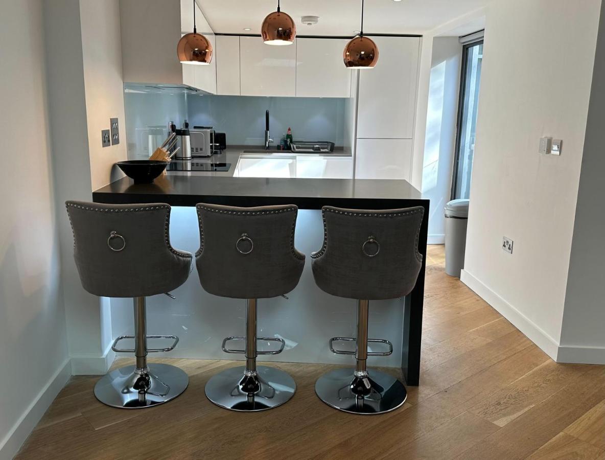 Joivy Stylish 3 Bed, 3 Bath House With Private Courtyard In Chelsea Londen