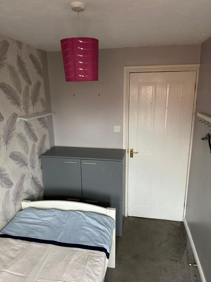Ferienhaus Lovely 3 Bed Semi Detached House With Off Street Parking Located In A Quiet Close London