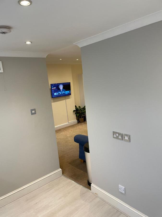 Apartamento Super Convenient For - Large 2 Double Bed 30 Seconds Walk To Platform Train Station And 19 Mins To Waterloo